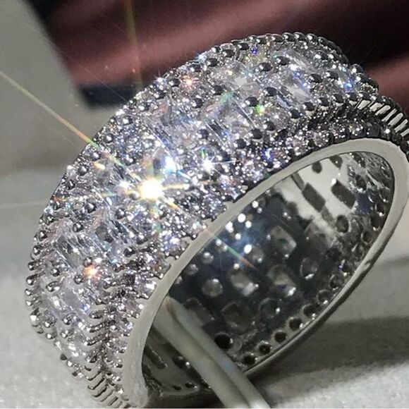 ❤️NEW❤️Elegant Anniversary Engagement Silver Encrusted White Cubic Zirco… - Picture 3 of 9